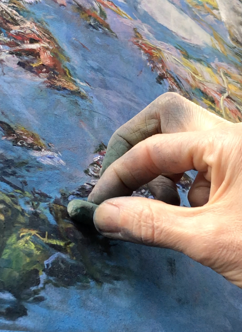 main de sylvie poirson dessinant au pastel sec