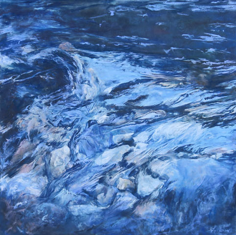 Coulée vive d'eau bleu intense sur des pierres en pente legère